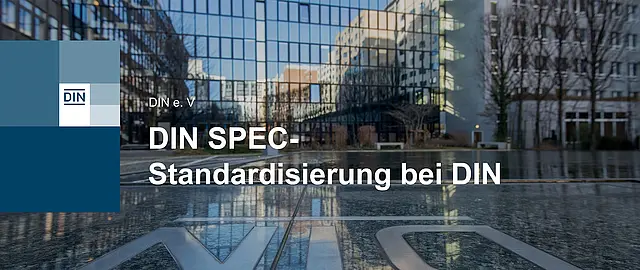 Text : DIN SPEC - Standardisierung bei DIN und im Hintergrund ein öffentlicher Platz