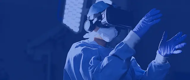 Ein Arzt trägt eine VR-Brille und befindet sich in einem OP-Saal, umgeben von medizinischer Ausrüstung und OP-Lampen.
