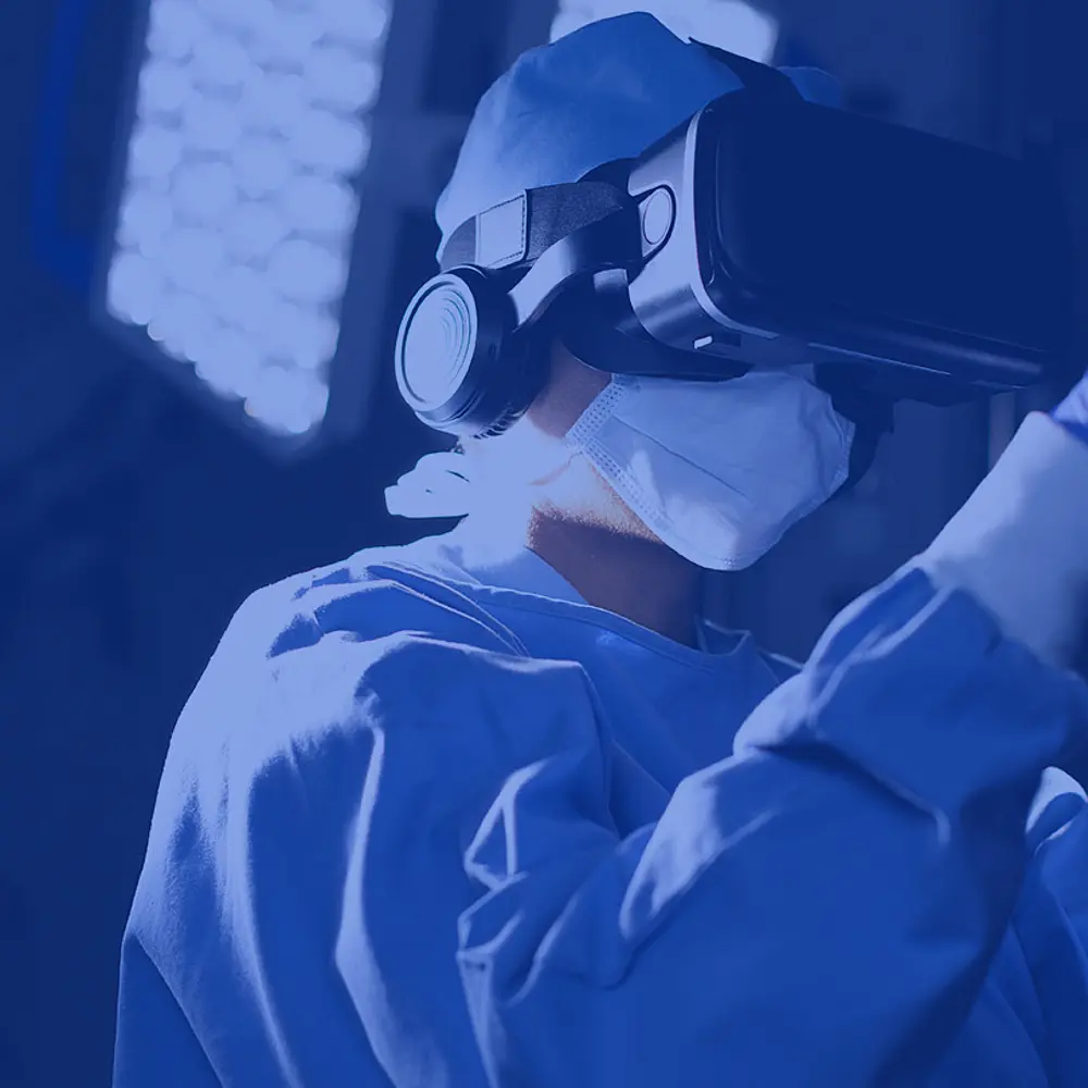 Ein Arzt trägt eine VR-Brille und befindet sich in einem OP-Saal, umgeben von medizinischer Ausrüstung und OP-Lampen.