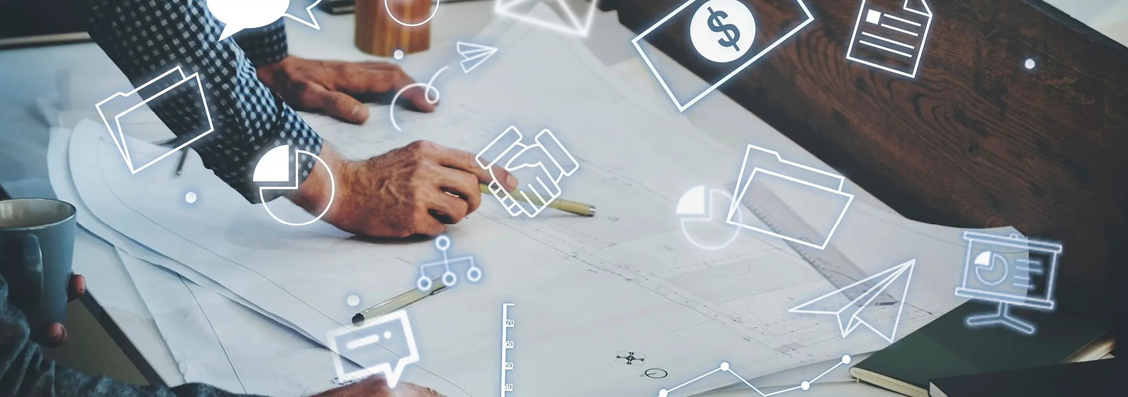 Mehrere Personen arbeiten an einem Tisch mit Plänen und Dokumenten. Darüber liegen digitale Symbole für Kommunikation, Dateien, Präsentationen, Finanzen und Analyse, die vernetzte Öffentlichkeitsarbeit und Projektkommunikation darstellen.