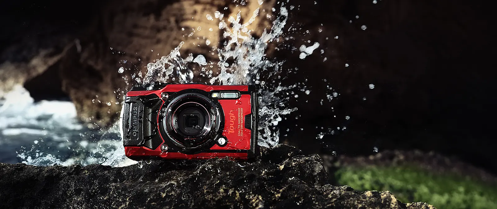 Rote Olympus Kamera im Wasserspritzer für Kampagnenmotiv