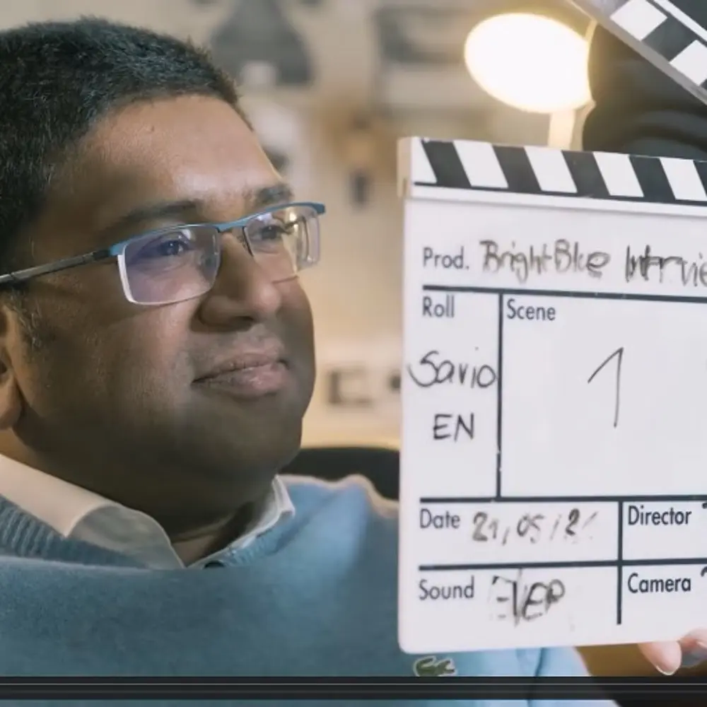 Lachender Interviewee während Filmproduktion