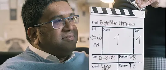 Lachender Interviewee während Filmproduktion