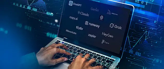 Laptop mit geöffneter Bildschirmansicht, auf der Logos verschiedener KI-Tools zu sehen sind, darunter ChatGPT, Claude, Google Gemini, Midjourney, DALL·E, Runway, Grok, Copy.ai, tl;dv, ElevenLabs, Zapier, HeyGen und Figma.