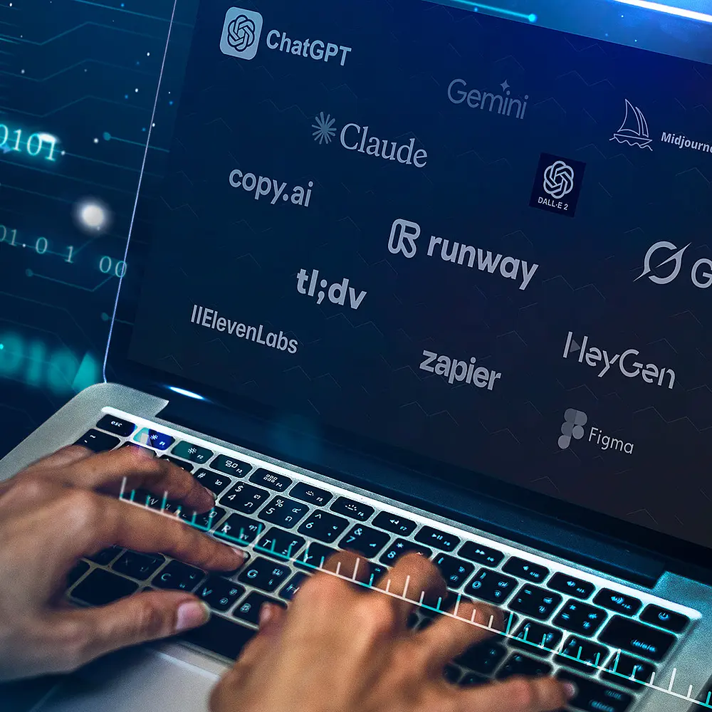 Laptop mit geöffneter Bildschirmansicht, auf der Logos verschiedener KI-Tools zu sehen sind, darunter ChatGPT, Claude, Google Gemini, Midjourney, DALL·E, Runway, Grok, Copy.ai, tl;dv, ElevenLabs, Zapier, HeyGen und Figma.