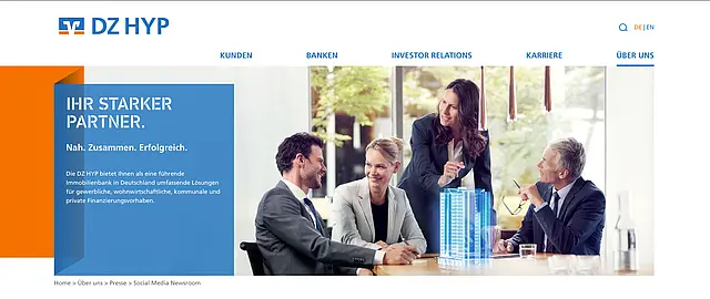 Foto von 2 Frauen und einem Mann im Büro mit Arbeitsatmosphäre