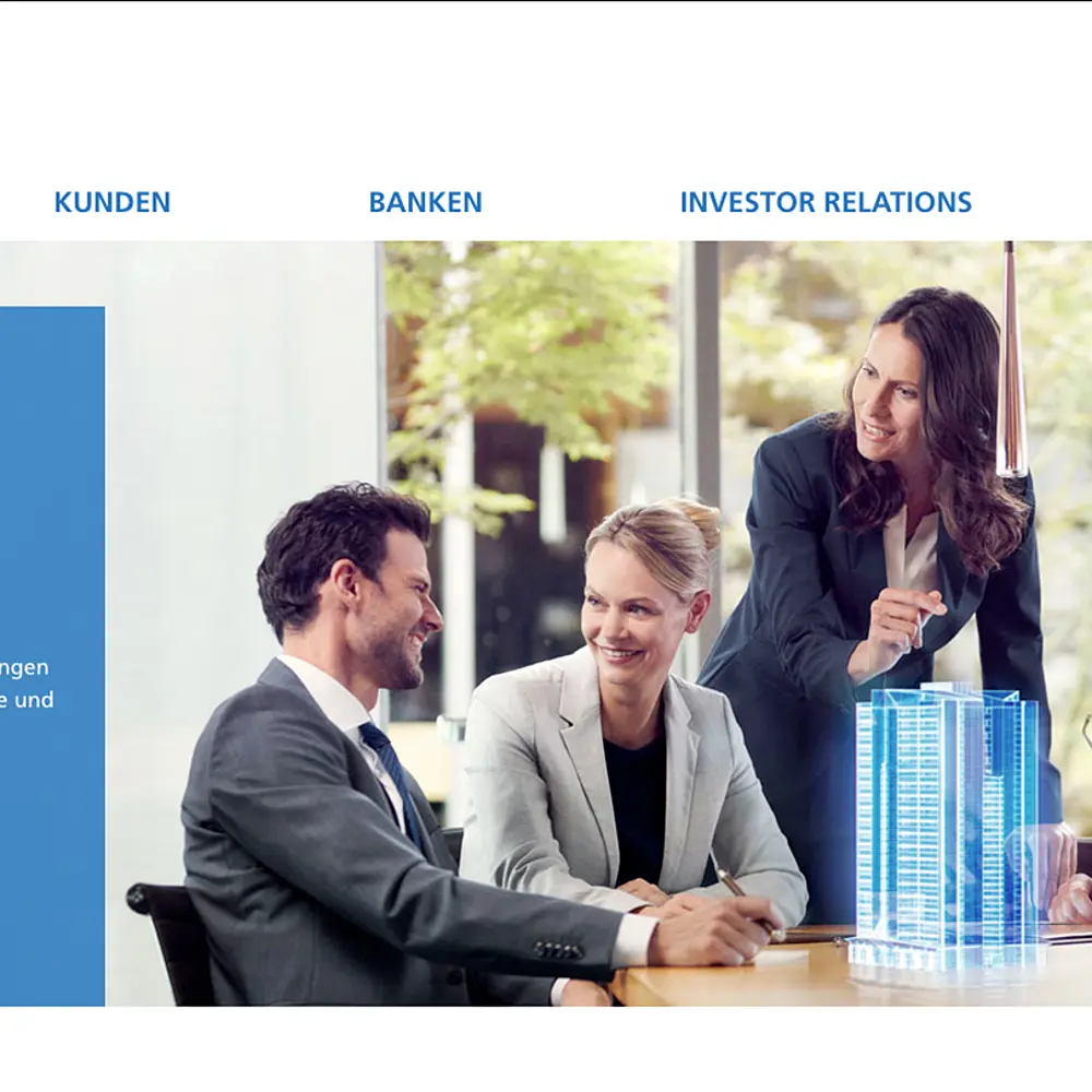 Foto von 2 Frauen und einem Mann im Büro mit Arbeitsatmosphäre