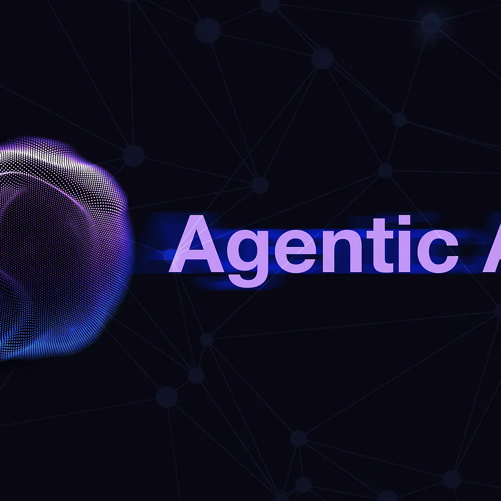 Schriftzug „Agentic AI“ neben einer stilisierten, leuchtenden Kugel auf dunklem Hintergrund mit Netzwerklinien – symbolisiert autonome, vernetzte künstliche Intelligenz.