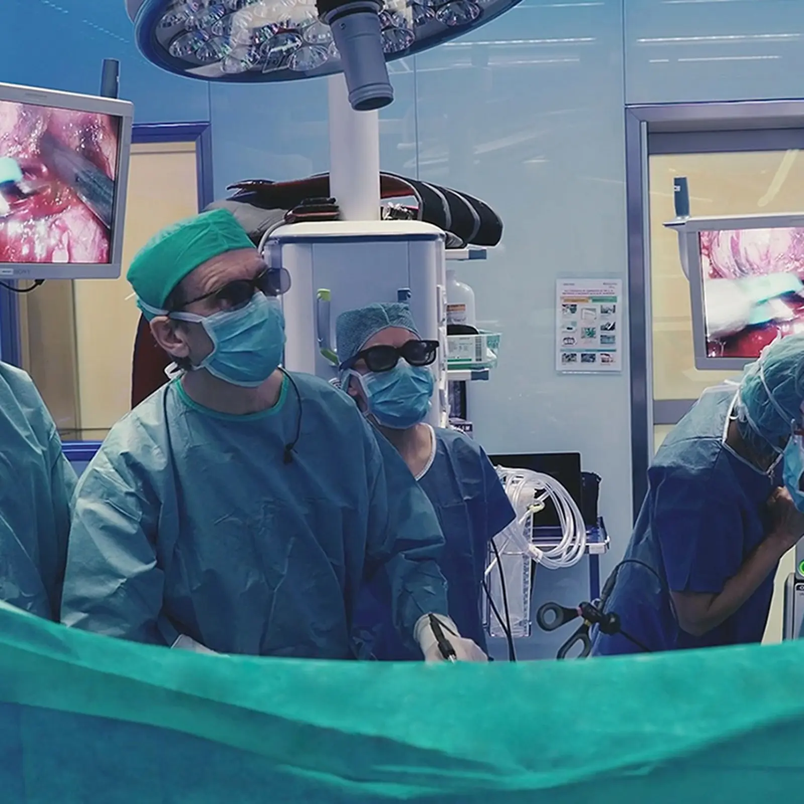 Chirurgen und OP-Assistenten im Testimonial-Film