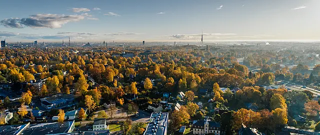 Drohnenaufnahme einer Stadt im Herbst