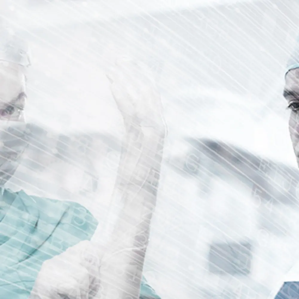 verschwommenes Bild von zwei Chirurgen in OP Schutzkleidung