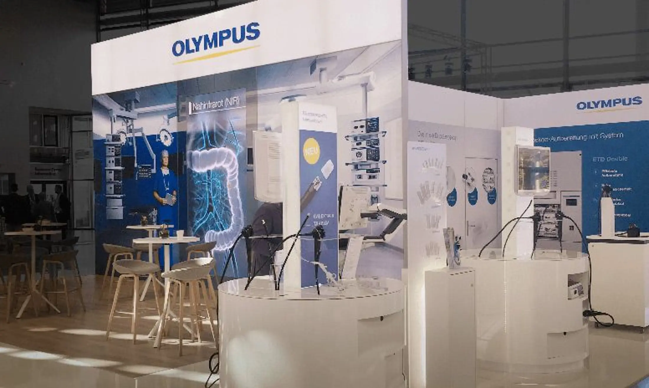 Olympus Messestand mit LED-Wand und Medizintechnik