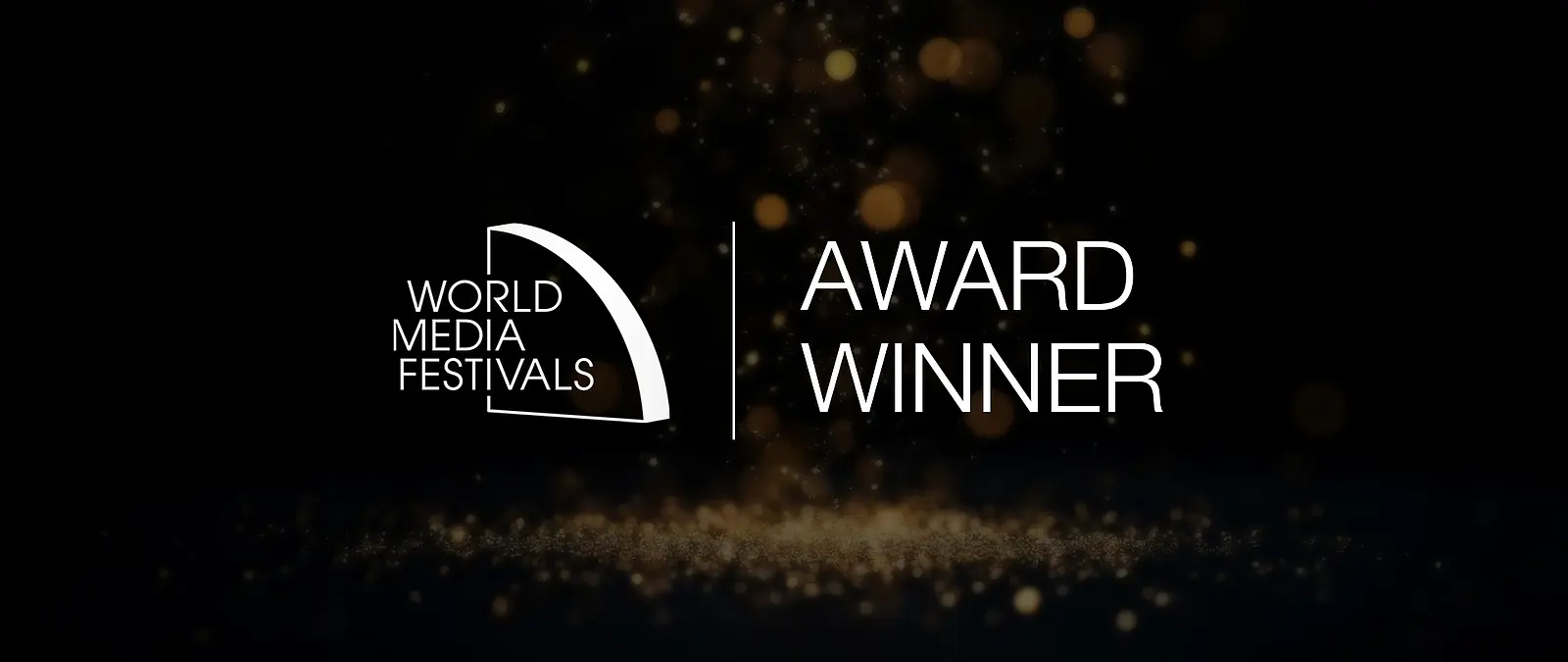 Gewinner-Visual des World Media Festivals mit Logo und Schriftzug "Award Winner" auf dunklem Hintergrund mit goldenen Lichtern