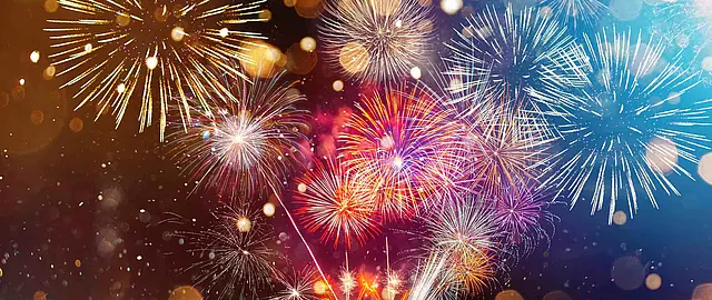 buntes Feuerwerk am Himmel