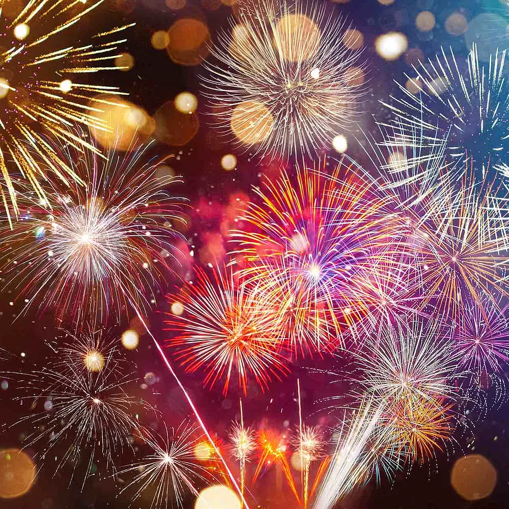 buntes Feuerwerk am Himmel