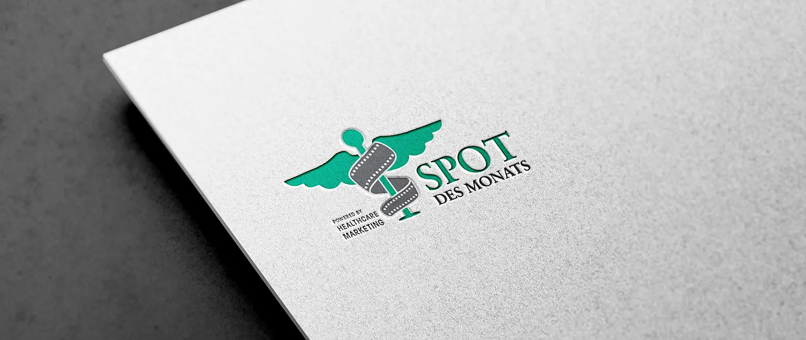 Das Logo von der Auszeichnung Spot des Monats powered by Healthcare Marketing