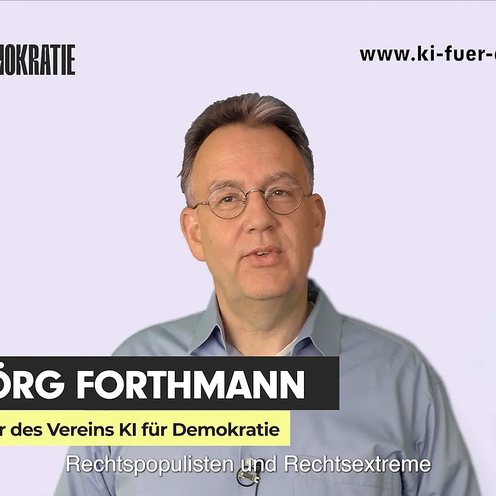 Jörg Forthmann, Vorsitzender des Vereins KI für Demokratie, spricht in einem Video über die Gefahren rechtsextremer Kommunikation im Netz. Links oben das Logo des Vereins, rechts oben die Webadresse