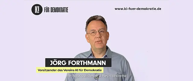 Jörg Forthmann, Vorsitzender des Vereins KI für Demokratie, spricht in einem Video über die Gefahren rechtsextremer Kommunikation im Netz. Links oben das Logo des Vereins, rechts oben die Webadresse
