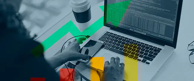 Foto von einem Laptop und Mobiltelefon auf einem Schreibtisch