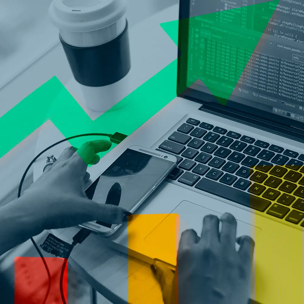 Foto von einem Laptop und Mobiltelefon auf einem Schreibtisch