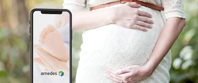 Foto vom Bauch einer Schwangeren Frau im weißen Kleid