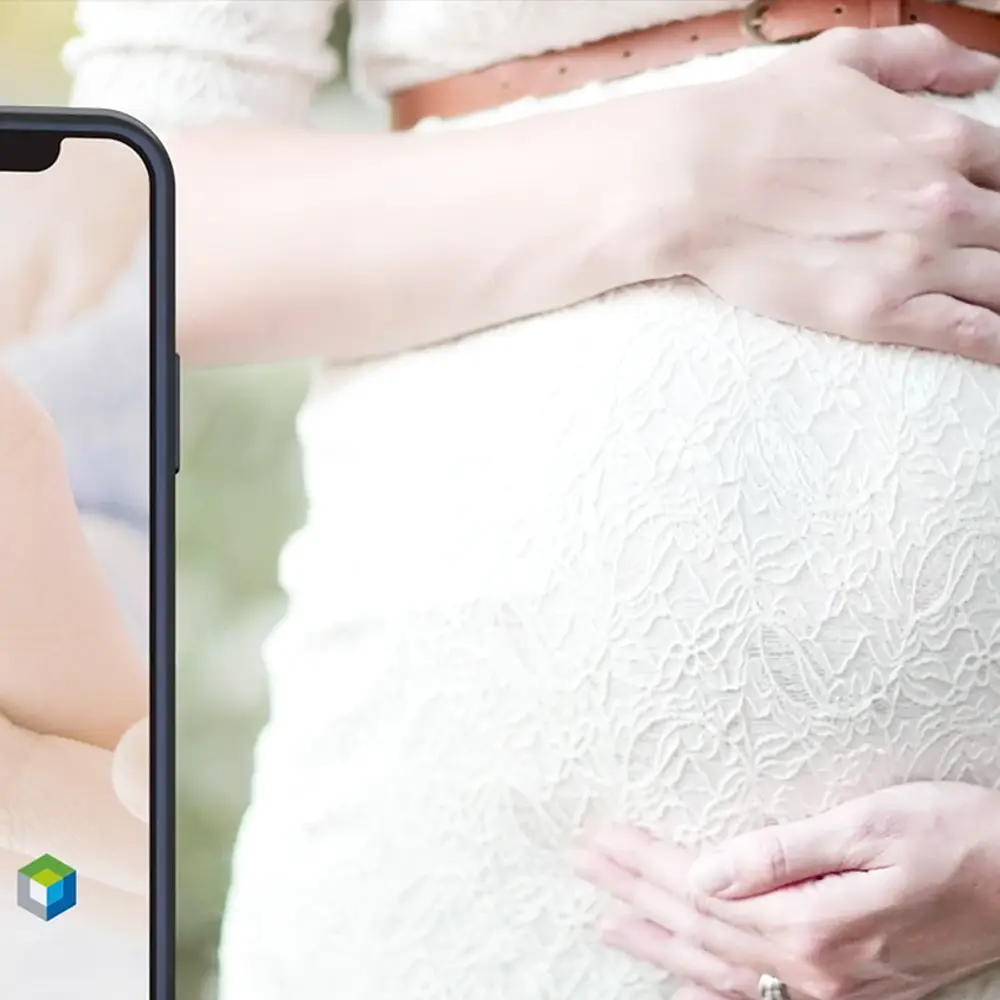 Foto vom Bauch einer Schwangeren Frau im weißen Kleid