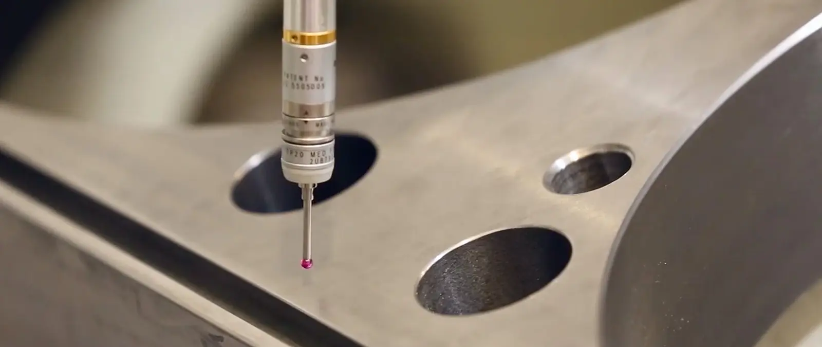 Detailaufnahme an präzisionsgefertigtem Metallbauteil im Imagefilm