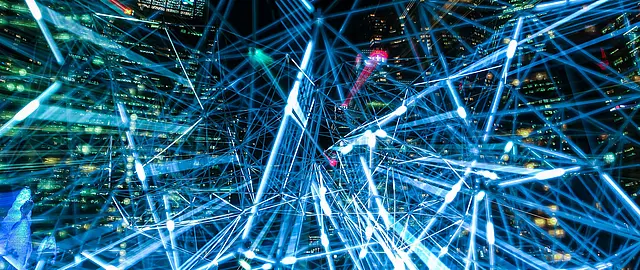 blaues Netz aus Lichtern mit modernen Hochhäusern im Hintergrund