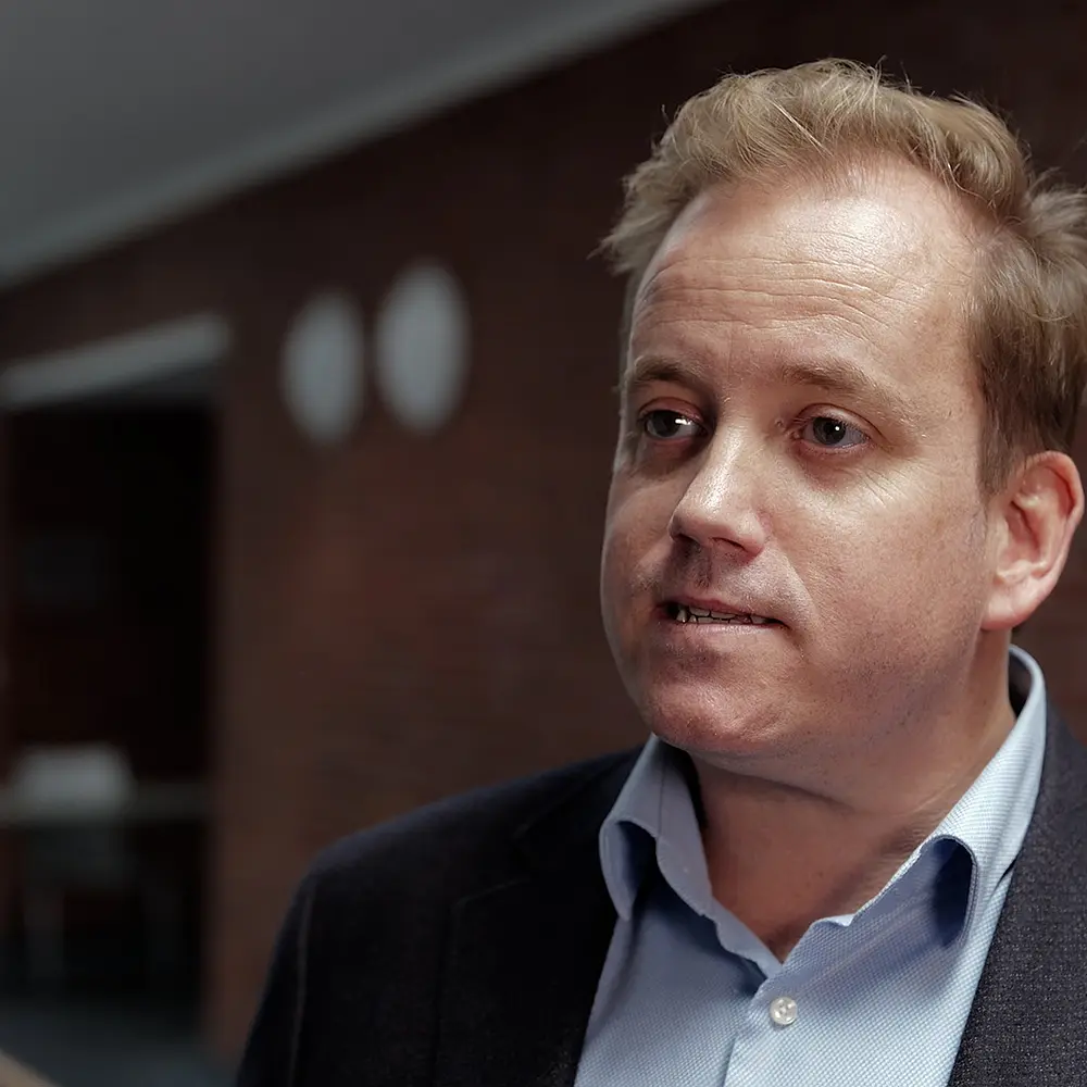 Teilnehmer gibt ein Interview beim 1. Hamburger Hygiene Symposium 2025 am Universitätsklinikum Hamburg-Eppendorf für das Eventvideo von FUSE.