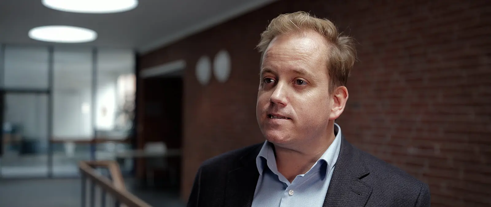 Teilnehmer gibt ein Interview beim 1. Hamburger Hygiene Symposium 2025 am Universitätsklinikum Hamburg-Eppendorf für das Eventvideo von FUSE.