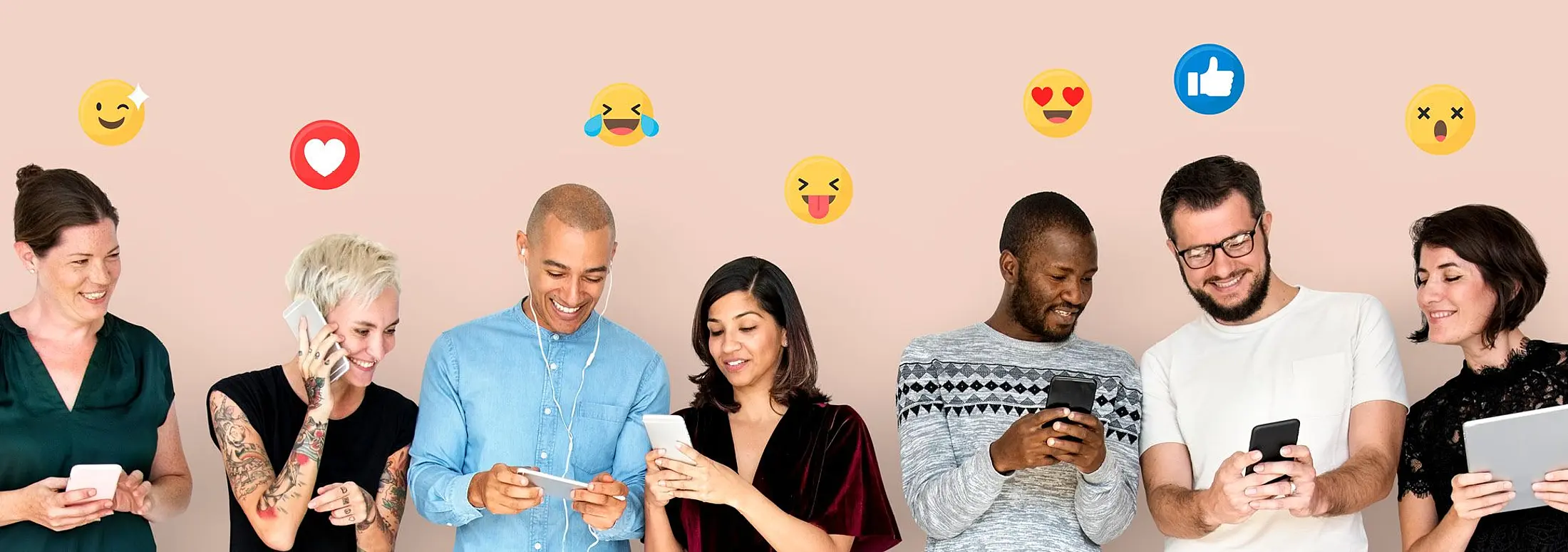 Eine Gruppe unterschiedlicher Menschen nutzt Smartphones und ein Tablet. Über ihnen schweben Social-Media-Symbole wie Herz, Daumen hoch und Emojis, die digitale Kommunikation, Reaktionen und Interaktion darstellen.