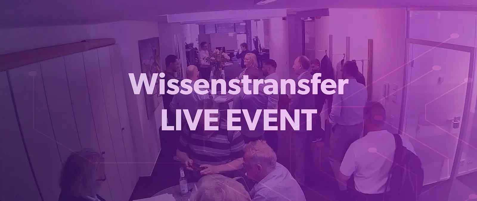 Vorschaubild für einen Film über das Wissenstransfer Live Event: Besucher*innen des Workshops in den Räumen der Digitalagentur FUSE