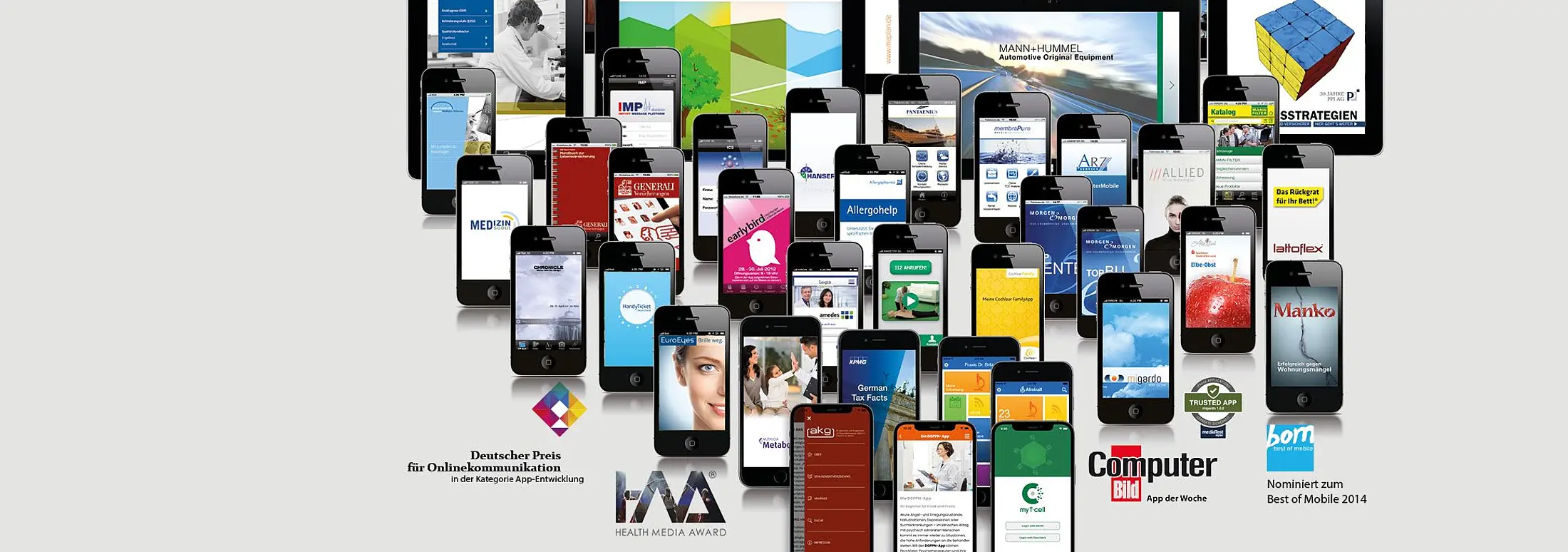 Collage aus vielen Smartphones und Tablets mit verschiedenen App-Ansichten sowie mehreren Awards und Auszeichnungen auf hellem Hintergrund.