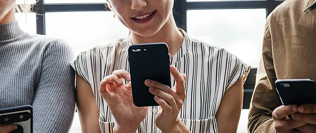 Frau, die auf ihr Handy schaut