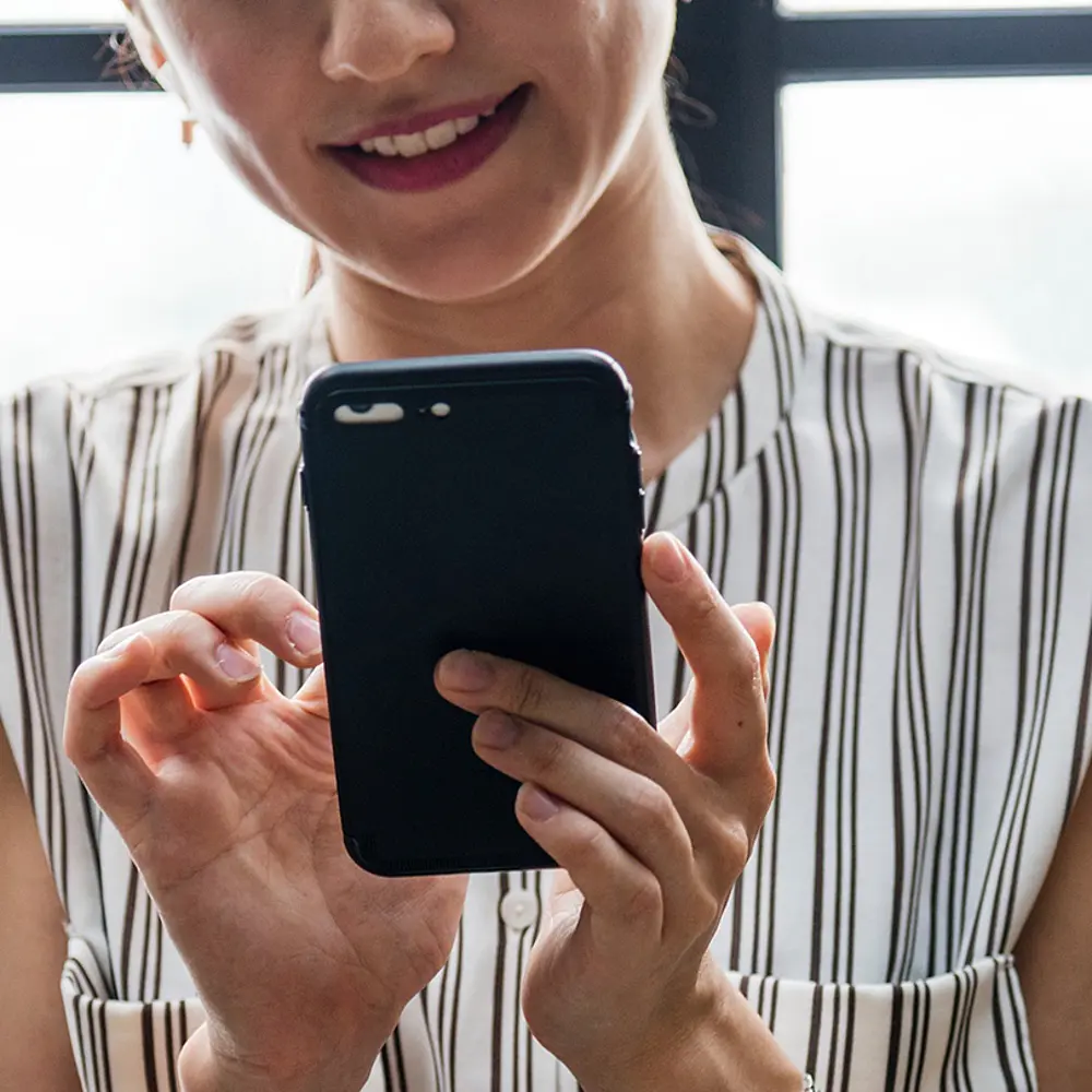 Frau, die auf ihr Handy schaut