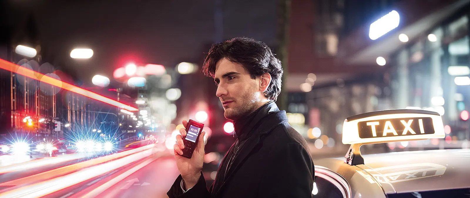 Mann hält das Diktiergerät von Olympus in der Hand