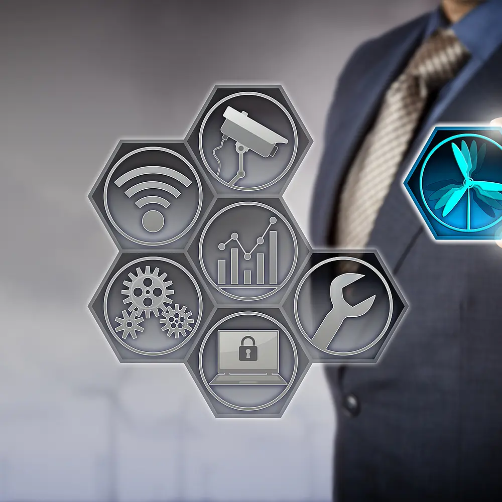 Fotocollage mit technischen Icons und einer Windkraftanlage