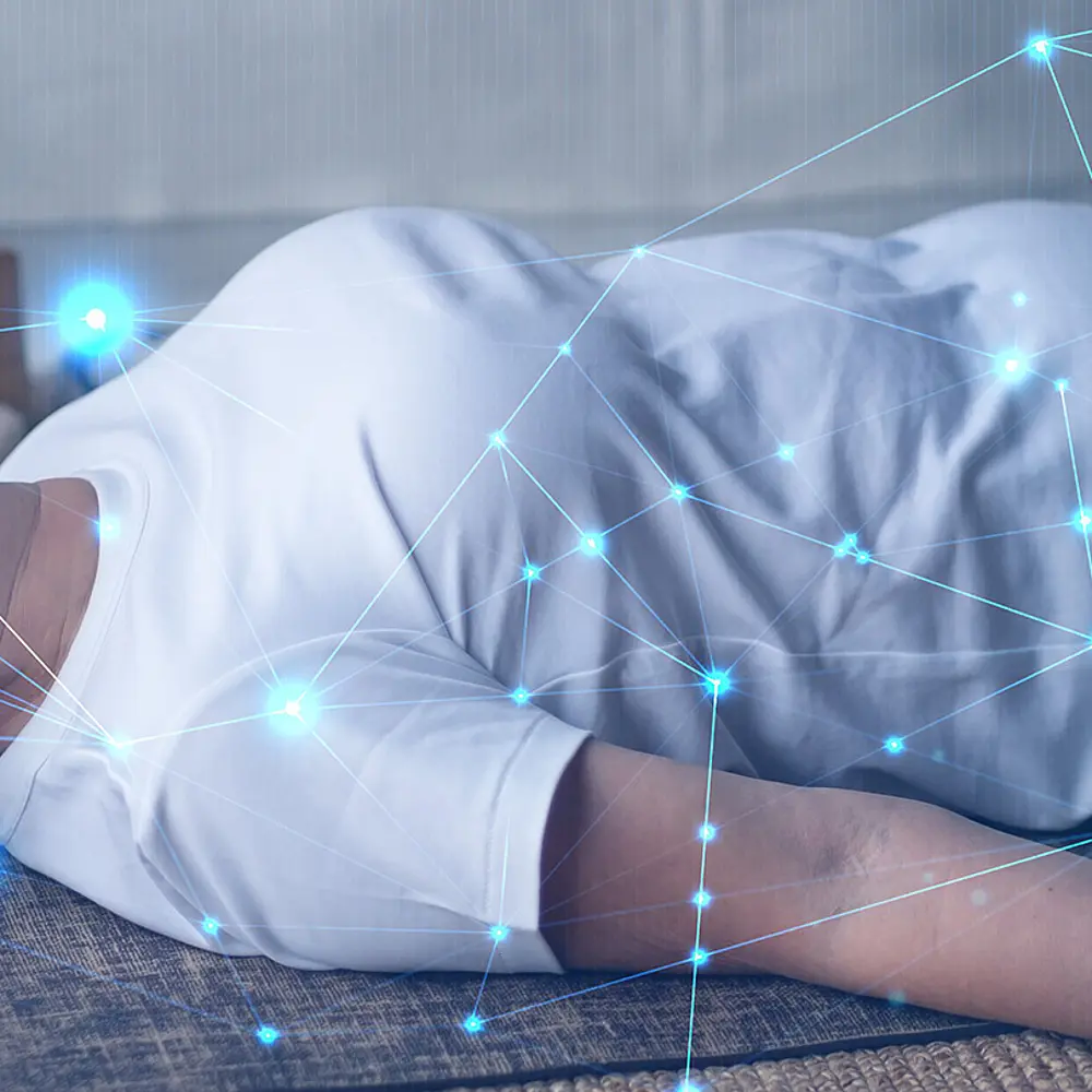 Foto einer älteren Frau in Sportkleidung, die entspannt und mit geschlossenen Augen auf dem Rücken auf einer Matte liegt