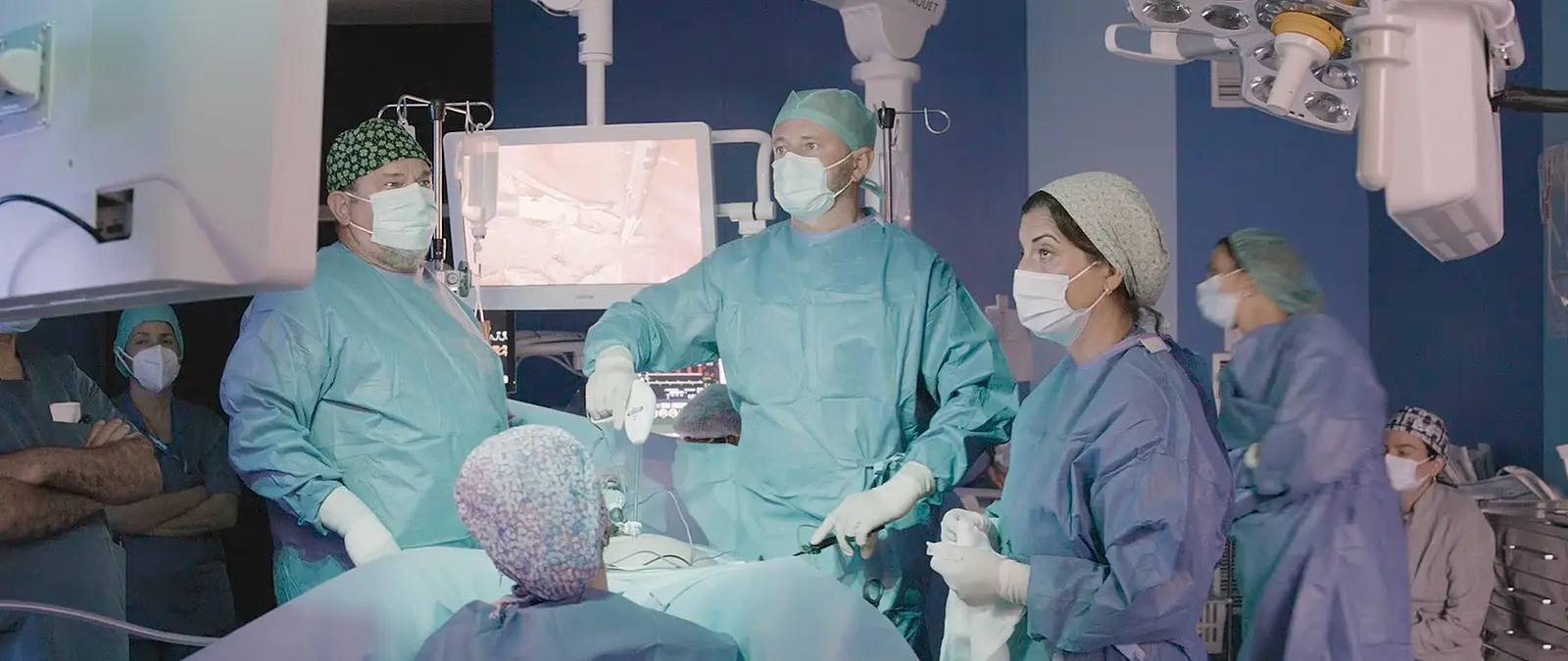 Chirurgen bei Operation Eingriff im Testimonialfilm von Medtronic