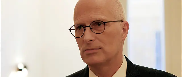 Nahaufnahme von Dr. Tschentscher im Interview mit Matthias Steffen