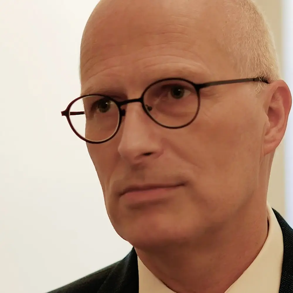 Nahaufnahme von Dr. Tschentscher im Interview mit Matthias Steffen