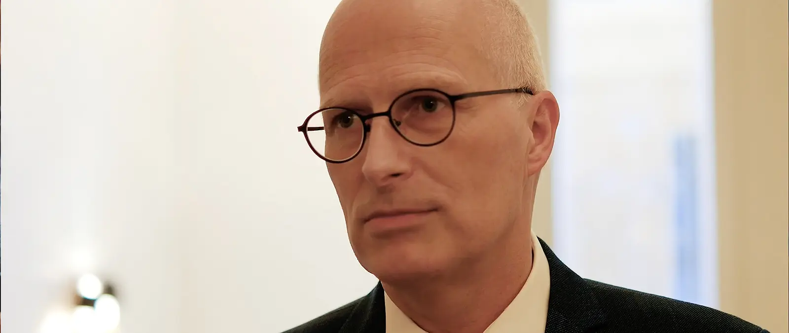 Nahaufnahme von Dr. Tschentscher im Interview mit Matthias Steffen