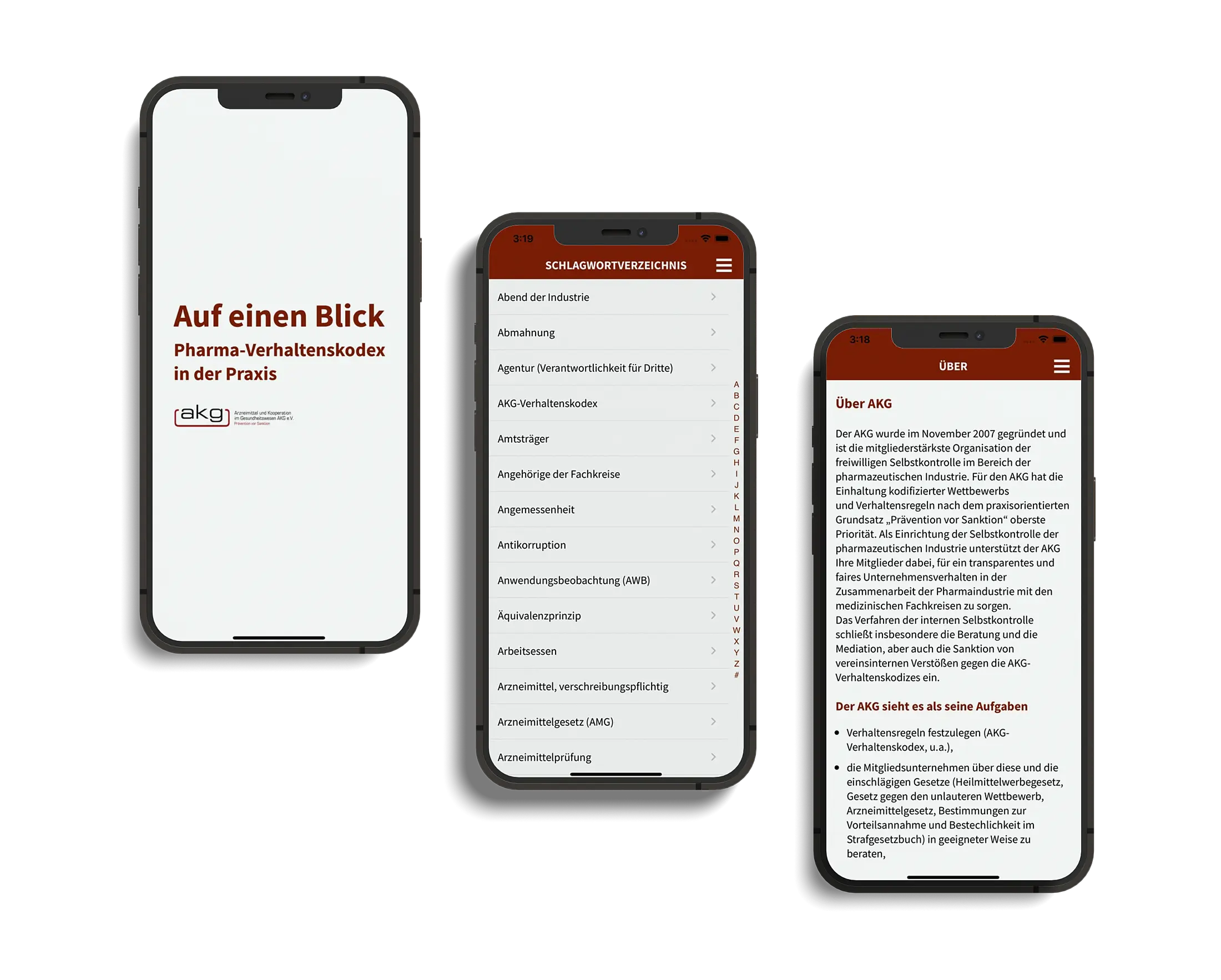 Drei Smartphones zeigen verschiedene Ansichten der AKG-App: Startscreen, Schlagwortverzeichnis und Infoseite.