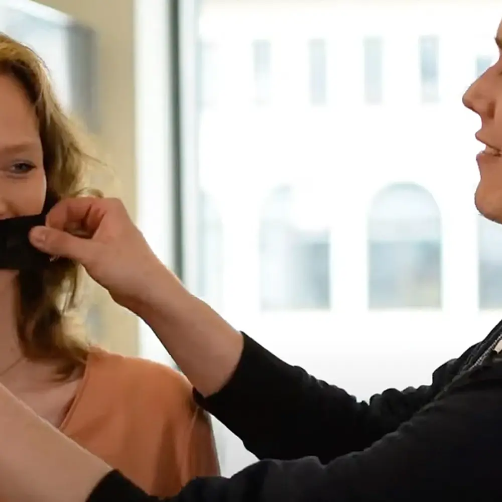 Rikea und Phillip beim Dreh des sprechenden Filmlexikons: von „Gaffatape“ bis „Loop“.