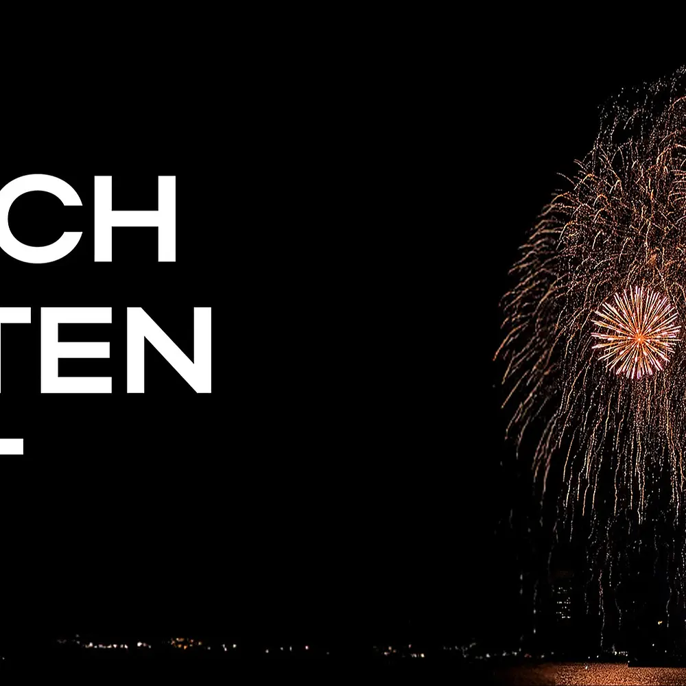 Feuerwerk beim Kirschblütenfest 2025 in Hamburg über der nächtlichen Alster, festlich inszeniert mit eindrucksvollen Lichtern und dunklem Himmel