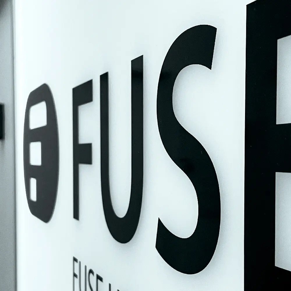 Foto vom Firmennamen und Logo vor der Agentur