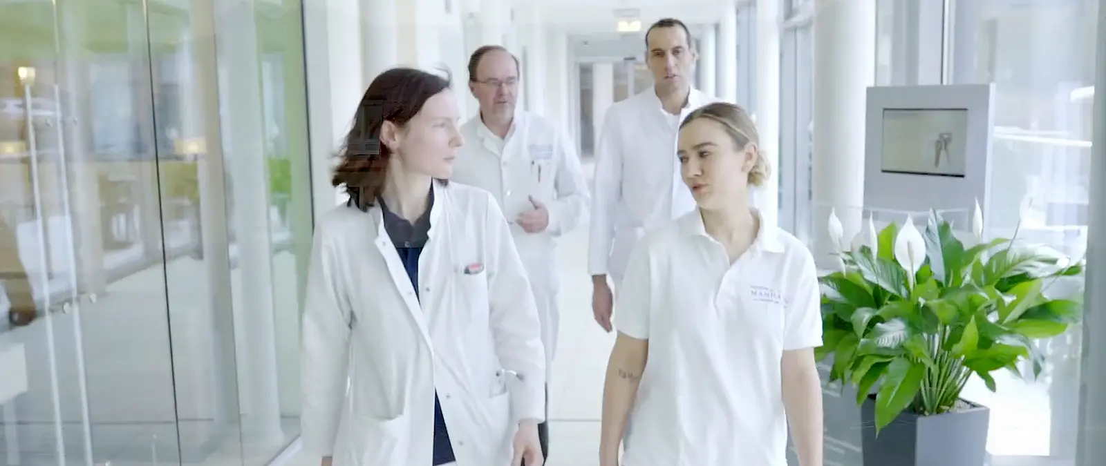Medizinisches Team im hellen Klinikflur im Imagefilm