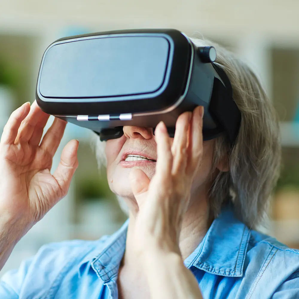 Alte Frau guckt in VR-Brille