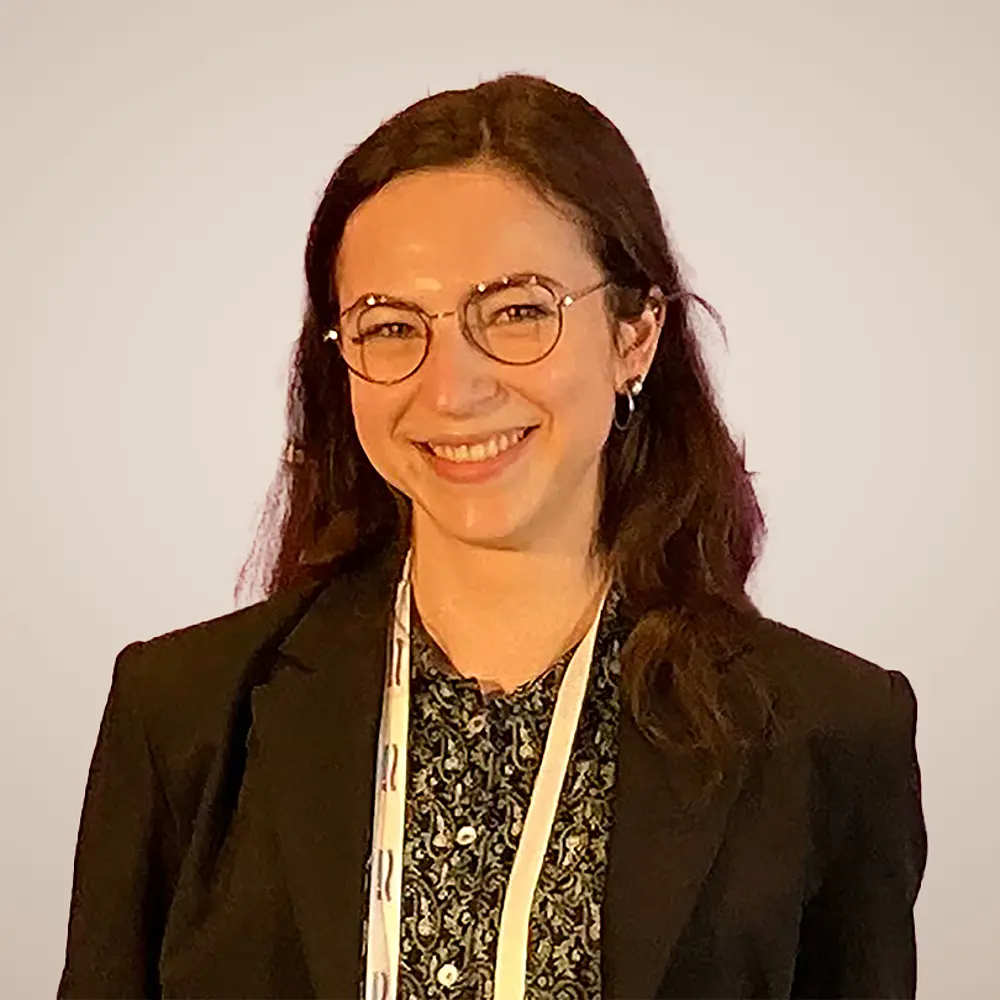 Die Praktikantin Anne Krümmel, lachend auf einer Messe