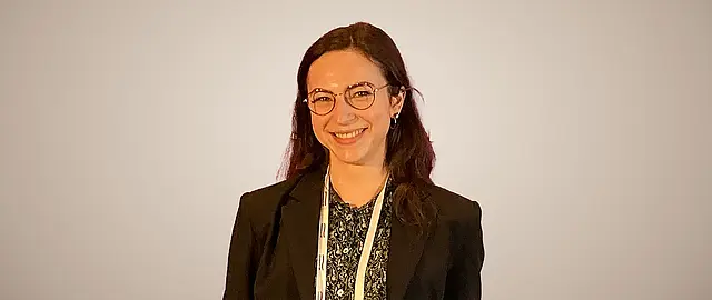 Die Praktikantin Anne Krümmel, lachend auf einer Messe